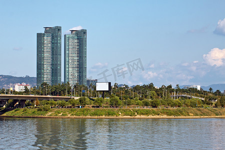 两座现代建筑和一个河上公园