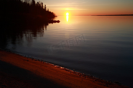 日出摄影照片_沿温尼伯湖岸反射的日出