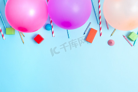 中秋节活动策划摄影照片_多彩的生日派对设计 明亮的庆祝活动策划理念 新的华丽装饰 气球 五彩纸屑 蜡烛 庆祝节日设计 派对需要