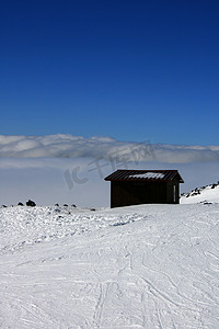 埃特纳火山上被雪覆盖的木屋