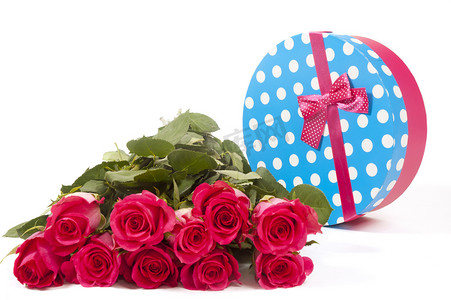粉色圆点摄影照片_前面有粉色玫瑰的礼盒，与白色隔离