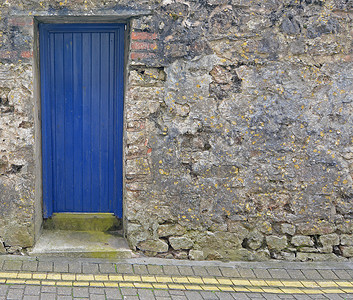石墙上的蓝色门