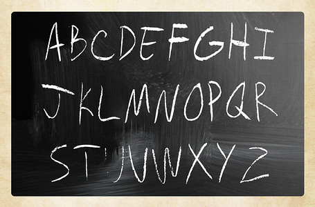 英文手写摄影照片_黑板上用白色粉笔手写的英文字母表