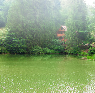湖上美丽的木屋