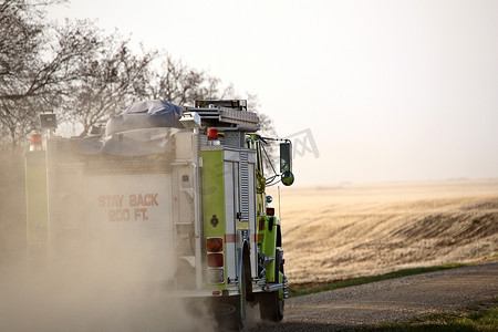 灰尘的旅行摄影照片_扬起灰尘的消防车
