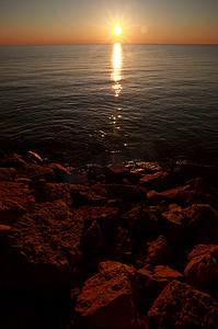 在温尼伯湖岩石岸的日出