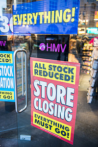 “伦敦，英国 - 3 月 16 日：HMV 商店前窗在皮卡迪利圆环”