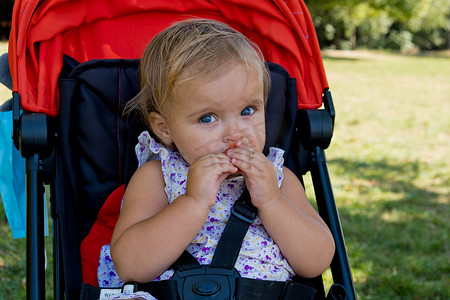 吃女孩西瓜摄影照片_可爱的女婴肖像吃红西瓜。