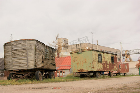 工厂货车摄影照片_与旧货车的城市景观