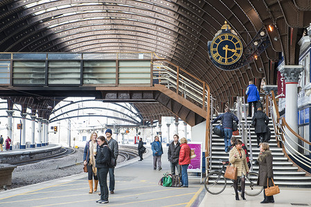 stat摄影照片_“约克，英国 - 3 月 31 日：约克铁路 Stat 站台的乘客”