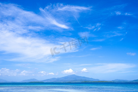 淡蓝天背景、度假和海上旅行概念、复制空间隔离的美丽海景