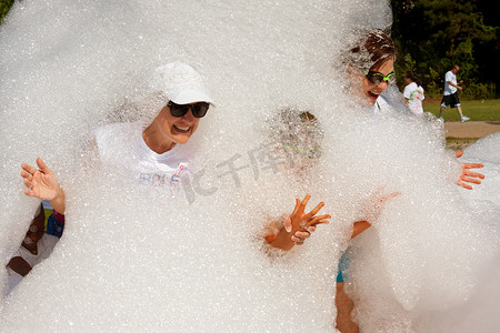 bubble摄影照片_在 Bubble Palooza 活动中，女性从泡沫肥皂水中脱颖而出