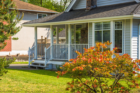 温哥华郊区带庭院和前院绿色草坪的家庭住宅。
