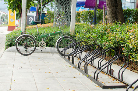 “市中心自行车停放，生态出行”
