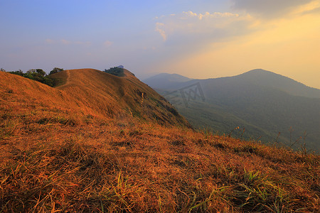 麻将游戏psd摄影照片_Monjong 山顶的黄​​色田野