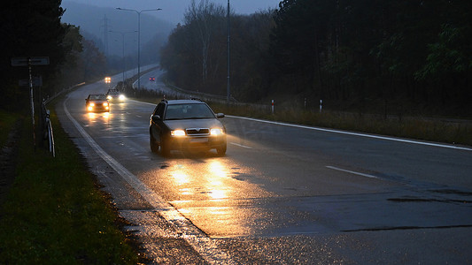乡间素描摄影照片_恶劣天气驾驶-雾蒙蒙的乡间小路。