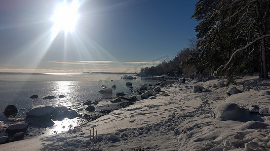 斯堪的纳维亚阳光明媚的冬日，海边的银烛台