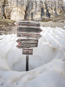 在多洛米蒂山脉的徒步路径上的木牌。