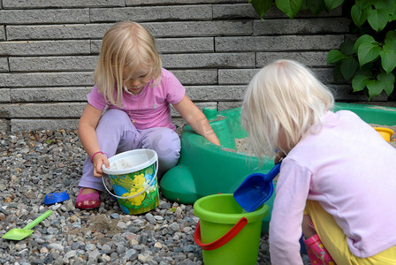 斯堪的纳维亚生活方式——玩沙子和石头的女孩