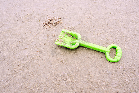 在沙滩上玩沙子的塑料玩具