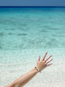 “带贝壳手链的手，Maria la Gorda 海滩，Pinar del Rio Pr”