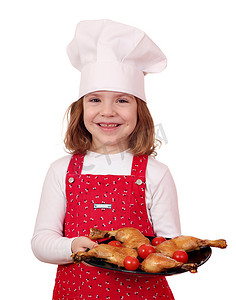 女孩吃鸡摄影照片_快乐的小女孩用美味的鸡腿做饭