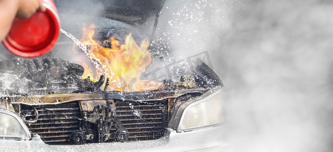 火焰摄影照片_汽车在停车场燃烧，因为电气短路问题