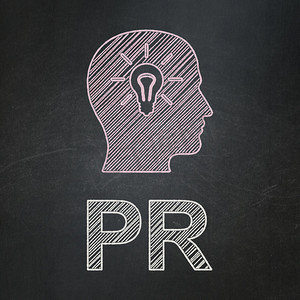 营销理念： 黑板背景下的灯泡和 PR