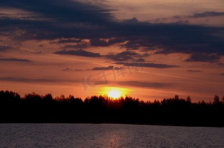 五颜六色的日出在湖面上。