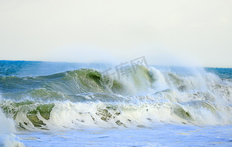 海浪汹涌摄影照片_在热带风暴期间的海浪