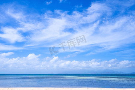 天空淡蓝色摄影照片_淡蓝天背景、度假和海上旅行概念、复制空间隔离的美丽海景