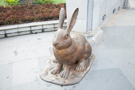 金色兔子摄影照片_兔子雕像。