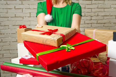 女手拿着包装好的圣诞节礼物节日背景节日生日、情人节、圣诞节、新年。