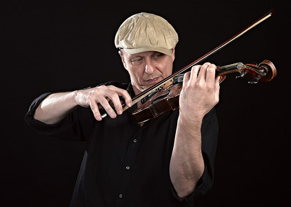 弹木制小提琴的男人的画像