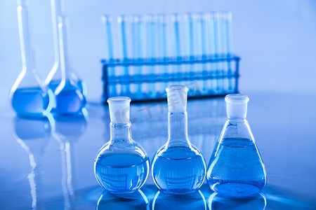 实验室烧杯，科学实验，蓝色背景