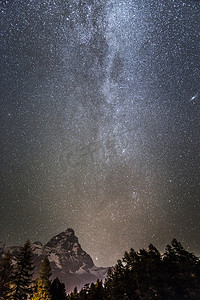 马诺摄影照片_切尔维诺山上空的银河