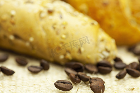 百福摄影照片_亚麻织物上的面包和咖啡