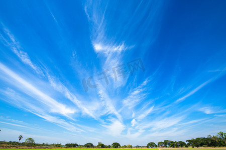 蓝色白云摄影照片_蓝天背景纹理与白云。