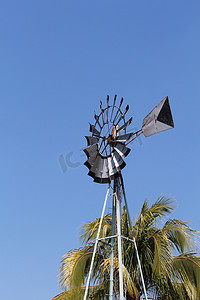机械格子摄影照片_球场上的风车
