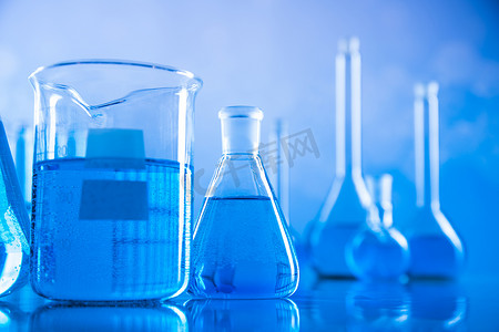 实验室烧杯，科学实验，蓝色背景