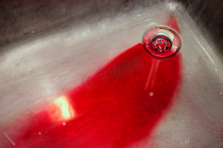 红色的血滴摄影照片_不锈钢水槽中鲜红色的血