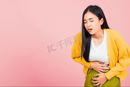女性痛经摄影照片_亚裔美丽的少妇有胃痛