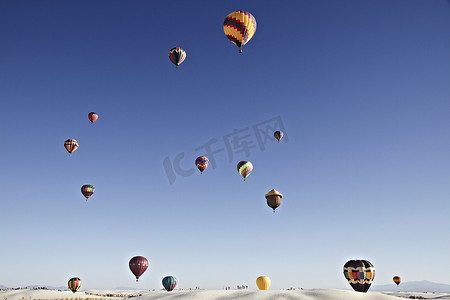 全国旅游日摄影照片_白沙国家纪念碑上的气球嘉年华，2 月 9 日，9 月 19 日