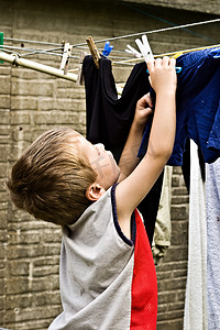 孩子帮忙洗衣服