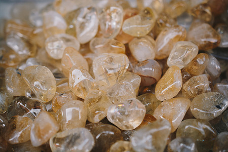矿物岩石摄影照片_作为矿物岩石的翻滚黄水晶宝石