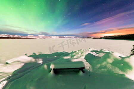 蓝色湖水摄影照片_强烈显示北极光北极光