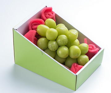 美丽的盒装闪耀马斯喀特绿葡萄隔离在白色背景。