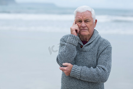 站在沙滩上的老人肖像