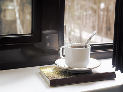 书茶摄影照片_窗台上的一杯茶和一本书