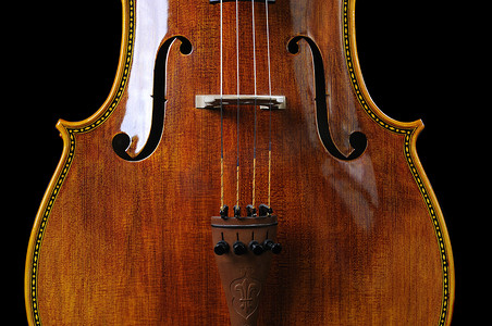 黑色背景中的大提琴